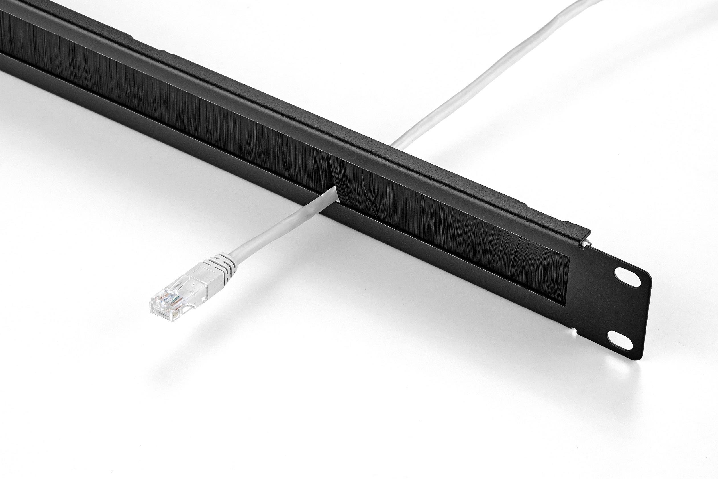 Ein schwarzes Kabelmanagement-Panel mit Bürsteneinsatz, durch den ein weißes Ethernet-Kabel geführt wird.
