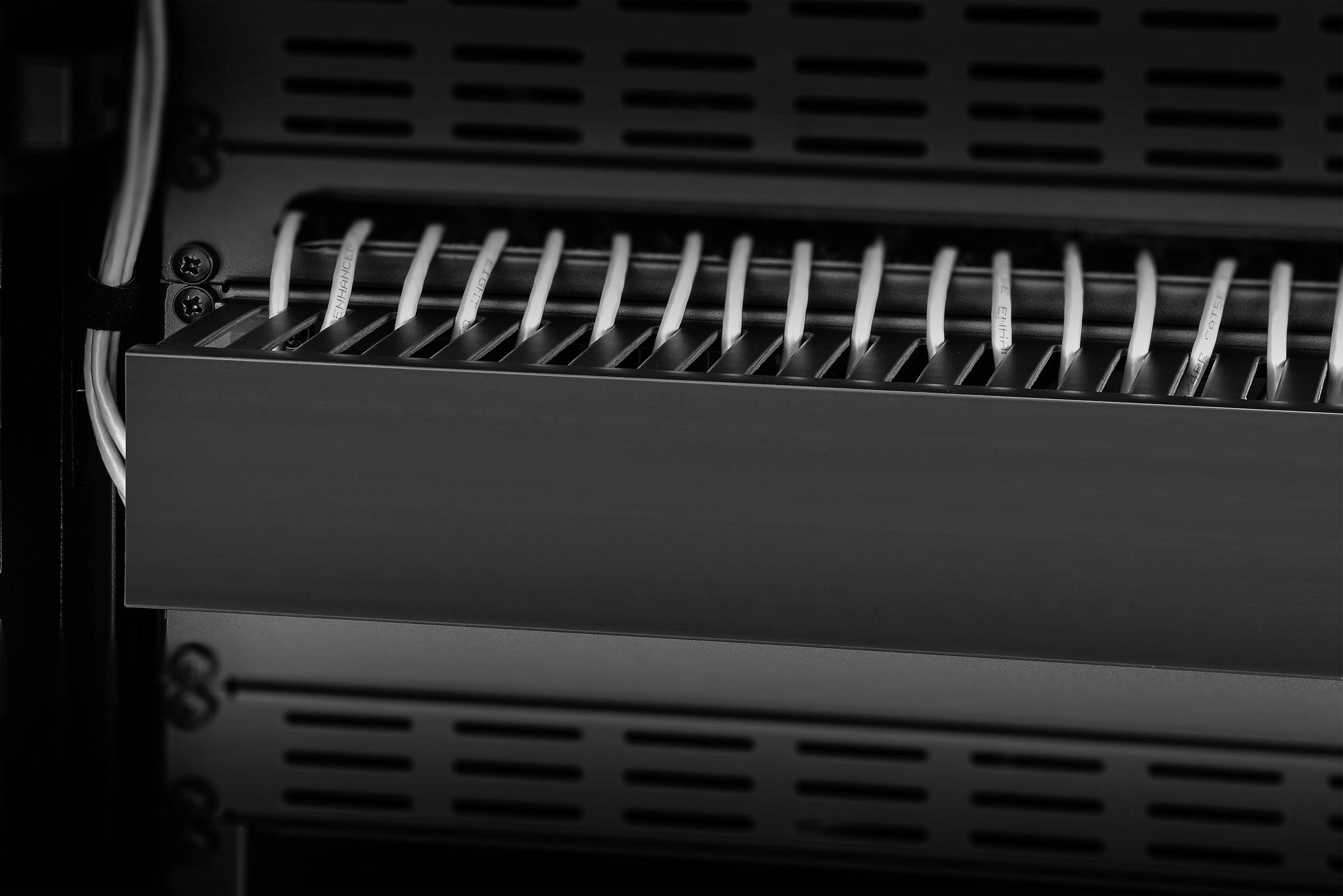 Ein offener Ofen mit einem Grillrost im Inneren.