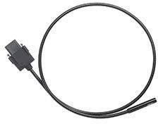 Ein schwarzes Kabel mit einem OBD-II-Stecker auf einer neutralen Fläche.