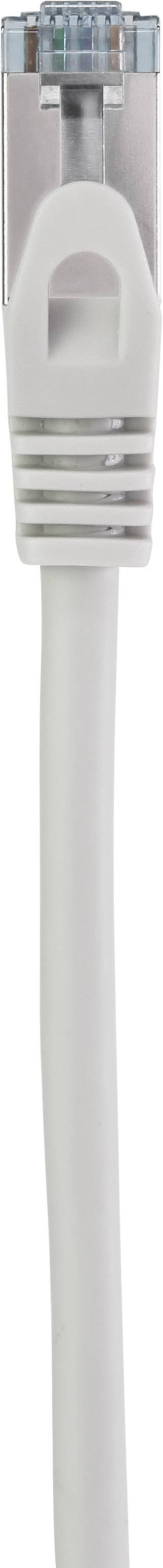 Ein weißes Ethernet-Kabel mit einem RJ45-Stecker, das für Netzwerkverbindungen genutzt wird.