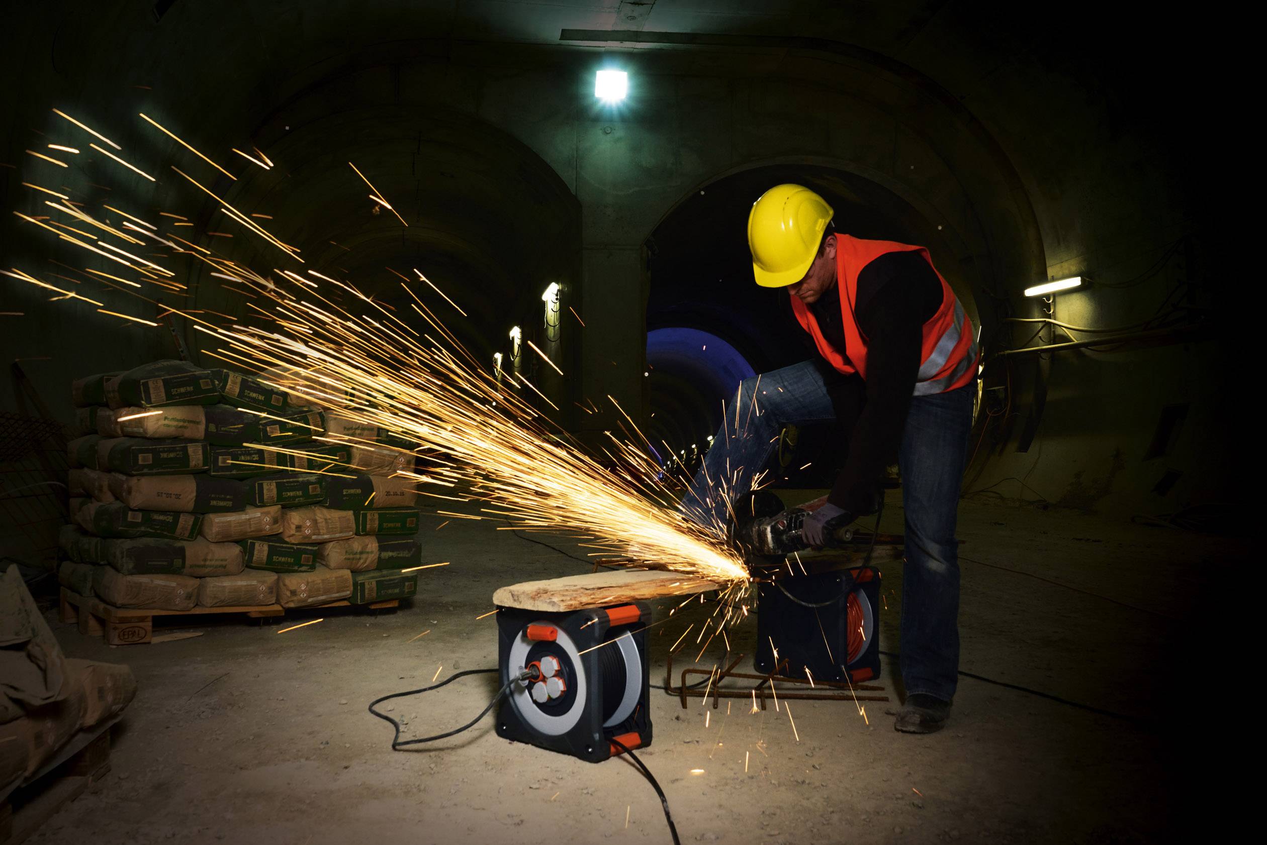 Brennenstuhl professionalLINE 9201330200 Kabeltrommel 33.00 m Orange Schutzkontakt-Stecker