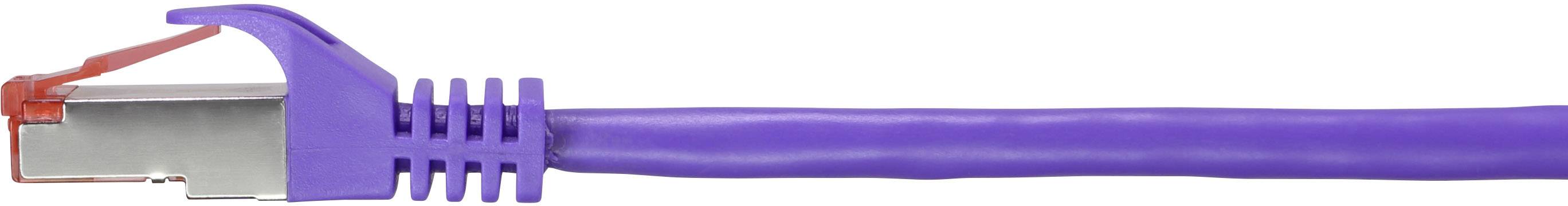 Lila Ethernet-Kabel mit Metallstecker und rotem Clip, zeigt Technologie für Netzwerke und Datenübertragung.