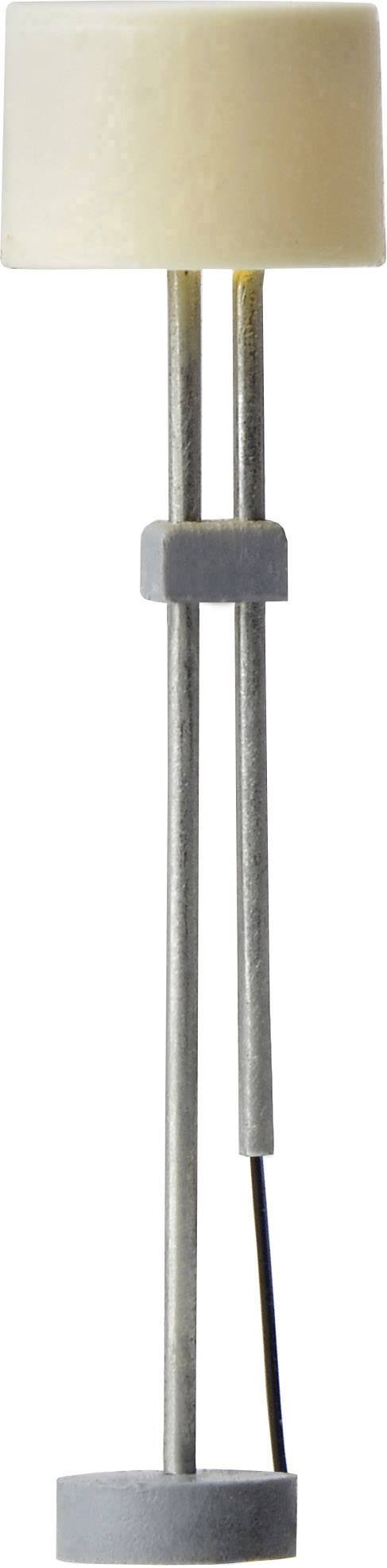 Stehlampe mit zylindrischem, cremefarbenem Lampenschirm und schlankem, grauem Metallfuß; schlichtes modernes Design.