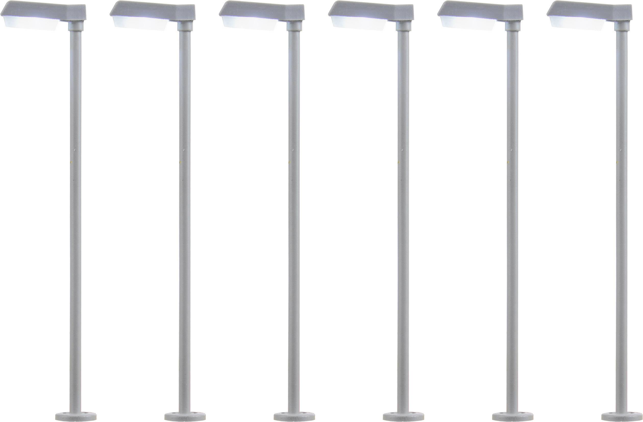 Sechs identische, moderne Straßenlaternen in einer Reihe, gleichmäßig verteilt auf weißem Hintergrund.