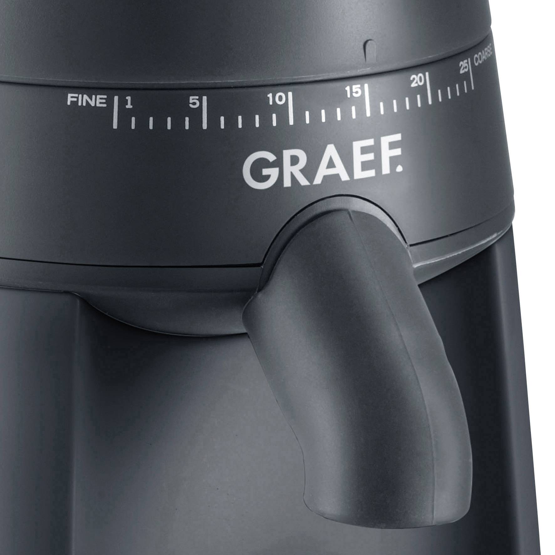 Grauer Kaffeebohnenbehälter eines elektrischen Kaffeemahlwerks der Marke 'Graef' mit Skala von fein bis grob und 25 Stufen.