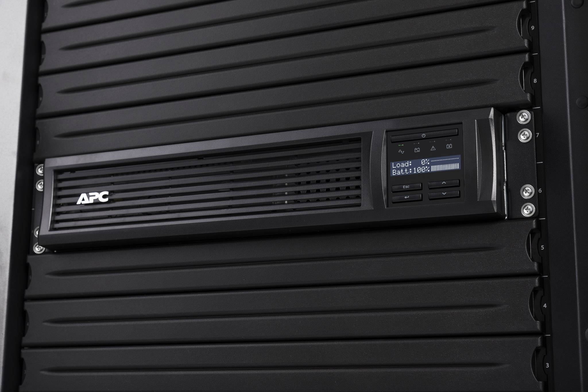 Schwarzes APC-Unterbrechungsfreies-Netzteil mit digitalem Display zeigt aktuelle Last und Batteriestatus an.