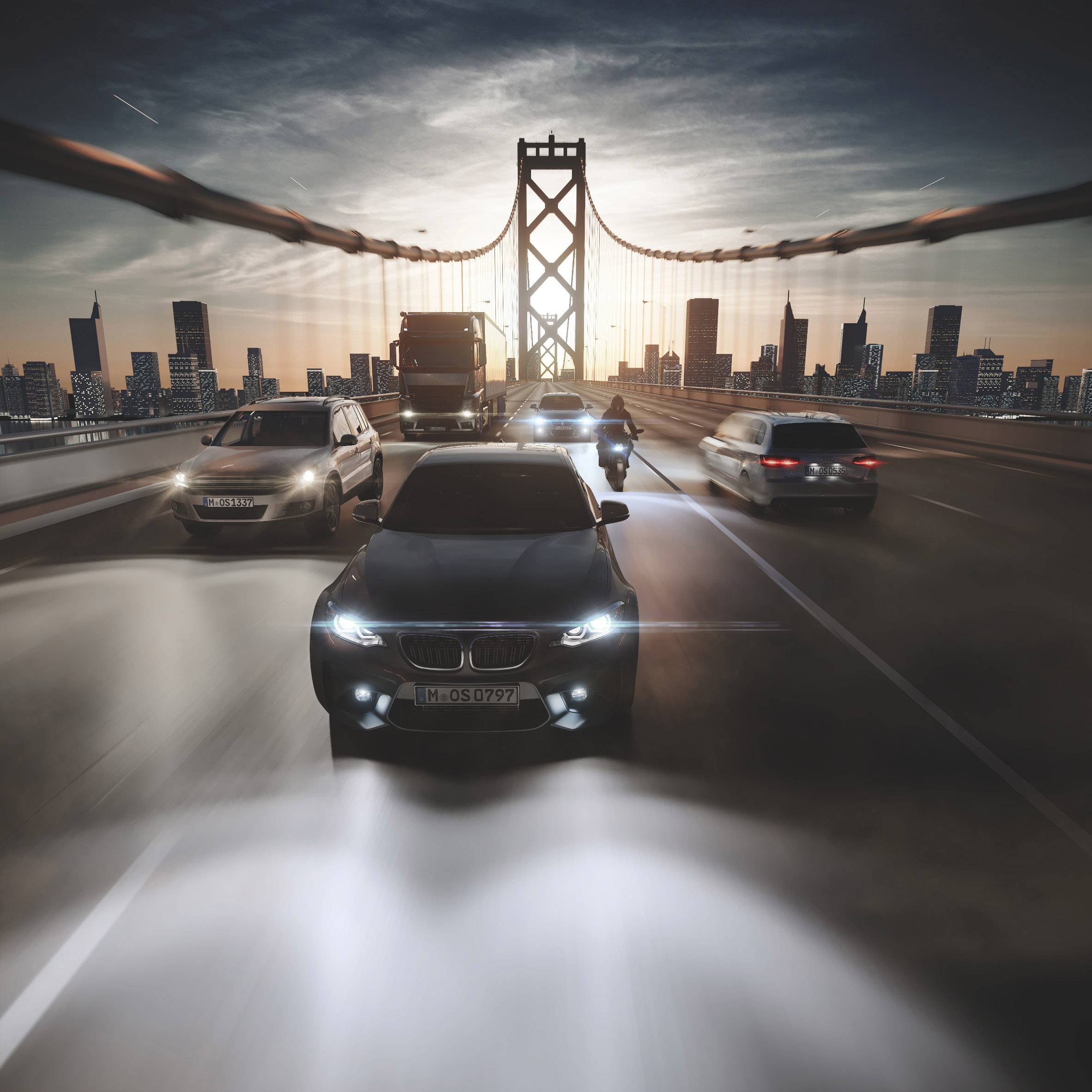Autos fahren über eine Brücke in der Dämmerung, mit einer beleuchteten Skyline im Hintergrund. Dynamische und städtische Szene.
