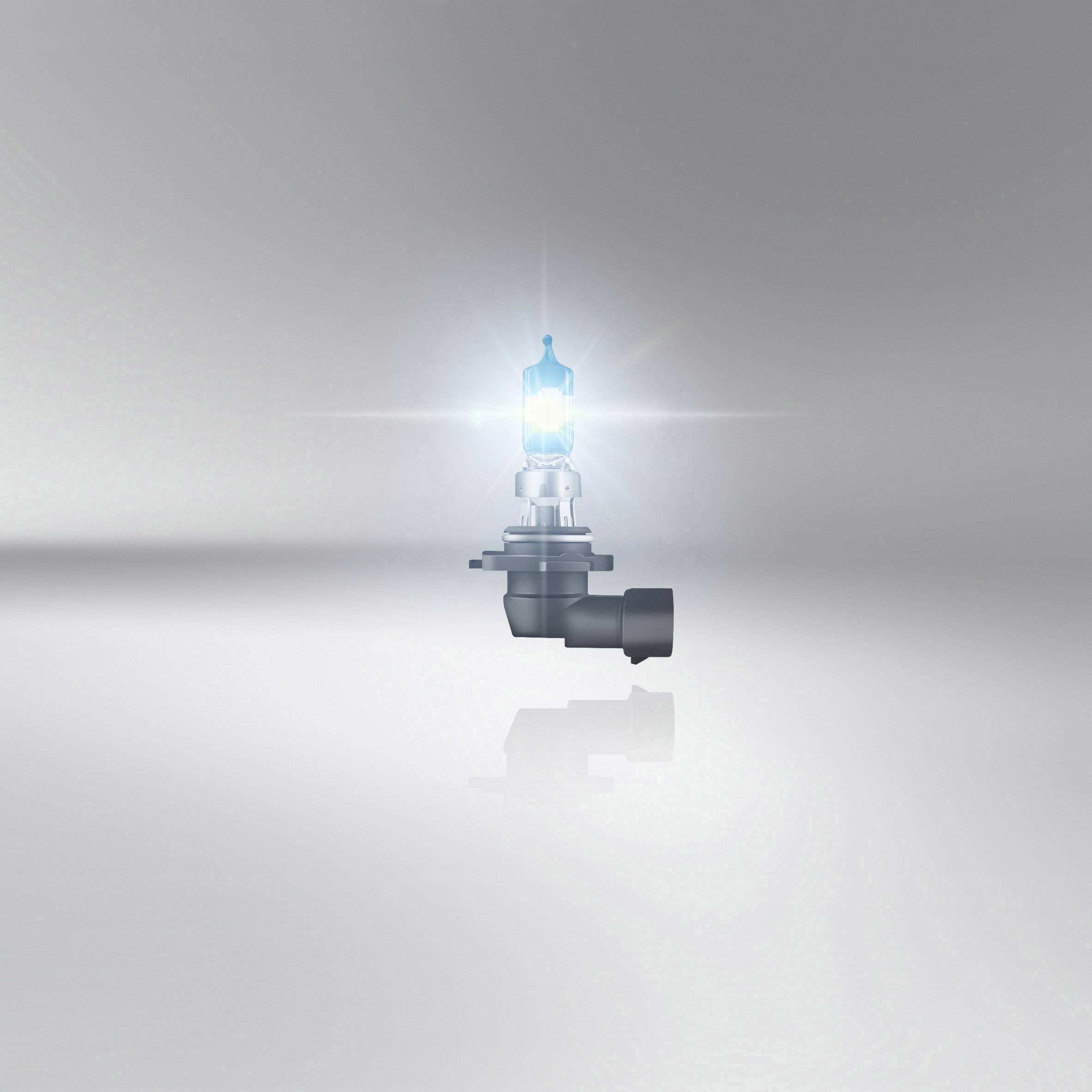 Eine einzelne blaue Autolampe leuchtet hell vor einem grauen Hintergrund, ihre Reflexion ist darunter sichtbar.