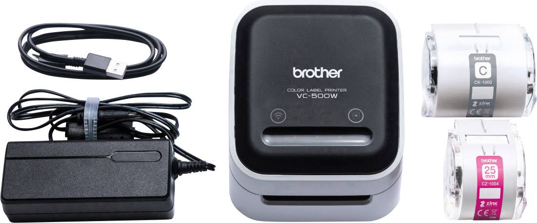 Ein Brother Farb-Labeldrucker mit Netzteil, USB-Kabel und zwei Farbbandkassetten in Schwarz/Cyan und Magenta/Weiß.