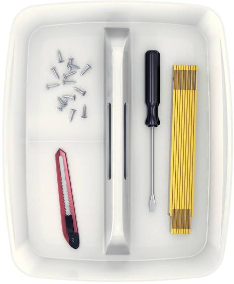 Ein weißes Tablett mit Fächern enthält Schrauben, ein schwarzer Schraubenzieher, ein gelber Zollstock und ein rotes Cuttermesser.