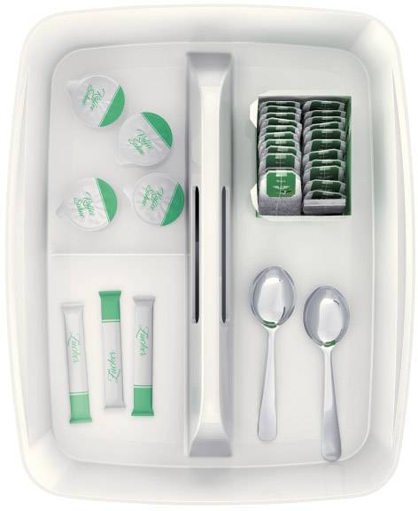 Ein Tablett mit Teebeuteln, Kaffeekapseln, Zuckersticks und zwei silbernen Löffeln, ordentlich arrangiert für den Service.