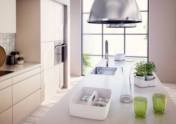 Moderne Küche mit großem Fenster, zentralem Küchenblock, Spüle, Glasgefäßen und Kräutertöpfen. Helle, minimalistische Einrichtung.