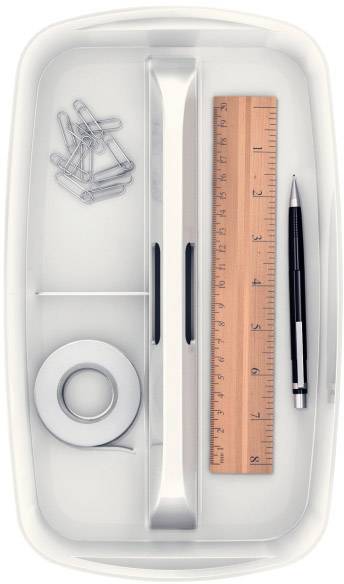 Ein weißer Tisch-Organizer mit Büroklammern, einem Holzlineal, einem Stift und Klebeband, ordentlich arrangiert.