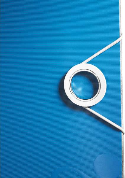 Blauer Aktenordner mit weißem Verschluss und rundem Griff in der Mitte des Vorderdeckels.