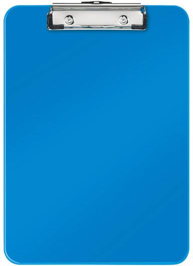 Blaues Klemmbrett mit Metallclip oben, ohne sichtbare Papiere oder Notizen.