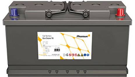 Eine graue Autobatterie mit zwei Polen, gekennzeichnet durch rote und blaue Kappen. Aufkleber zeigt Marke und technische Spezifikationen.