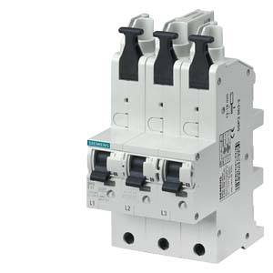 Dreipoliger Leistungsschalter mit schwarzem Betätigungshebel und Beschriftung auf der rechten Seite, geeignet für elektrische Installationen.