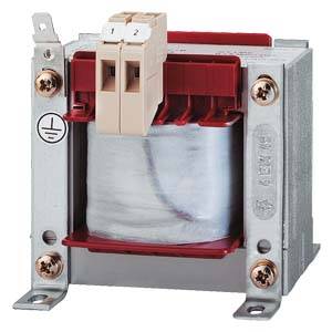 Ein roter Transformator mit Metallgehäuse und Erdungssymbol, geeignet für elektrische Installationen.