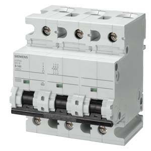 Ein dreipoliger Leitungsschutzschalter mit Beschriftung, montierbar auf eine DIN-Schiene, dient zum Schutz elektrischer Stromkreise.