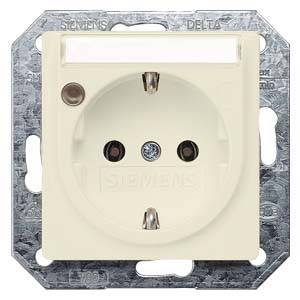 Weiße Siemens-Steckdose im Metallrahmen, geeignet für Standard-Schuko-Stecker. Entwickelt für den Wandeinbau in Innenräumen.