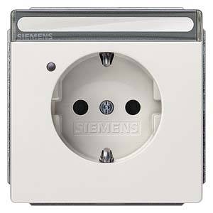 Eine weiße Steckdose von Siemens mit Erdung und Schutzabdeckung. Geeignet für Schuko-Stecker, häufig in Deutschland verwendet.