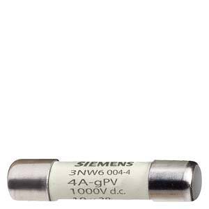 Eine weiße elektrische Sicherung mit der Aufschrift 'SIEMENS 3NW6 004-4, 4A-gPV, 1000V d.c.' und Metallenden, auf weißem Hintergrund.