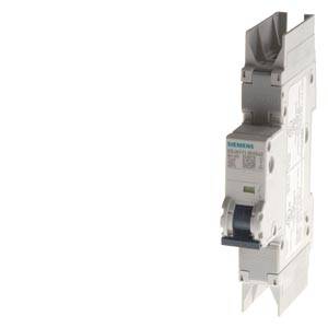 Ein weißer Siemens-Leitungsschutzschalter zeigt den Schalter und das Markenzeichen. Er dient der elektrischen Sicherheit in Gebäuden.