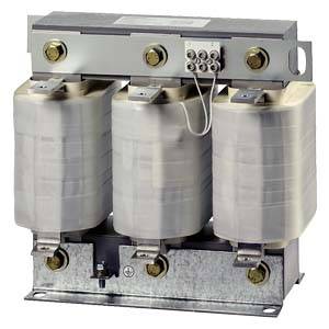 Drei metallene Spulen eines elektrischen Geräts, montiert auf einem Metallrahmen mit sichtbaren Schraubverbindungen und Anschlusskabeln.