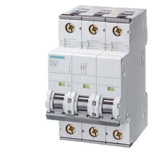 Ein dreipoliger Leitungsschutzschalter mit Beschriftung 'SIEMENS' und Symbolen für Stromstärke, dient zur Absicherung von elektrischen Stromkreisen.