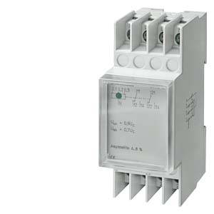 Elektronisches Gerät mit mehreren Anschlussklemmen und einer transparenten Frontplatte, zeigt elektrische Parameter und Einstellungen.