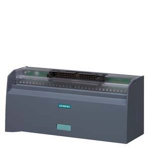 Ein graues Siemens-Modul zur Steuerungstechnik, mit mehreren Anschlussmöglichkeiten oben, auf hellem Hintergrund.