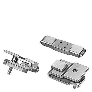 Drei verschiedene Metallbeschläge für Glastüren, darunter ein Scharnier, eine Klemme und ein Verbindungsstück, auf einem weißen Hintergrund.