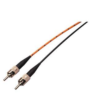 Zwei Koaxialkabel mit schwarzen und orangefarbenen Ummantelungen und Metallsteckern, geeignet für Audio- oder Videoverbindungen.