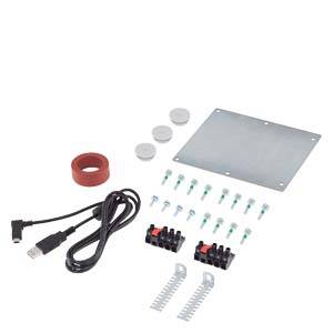 Kabel, Metallplatte, Adapter, Knöpfe und Schrauben auf weißem Hintergrund. Zubehörset für technische Anwendungen.