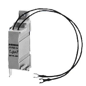Ein elektrisches Relais mit Steckanschlüssen und zwei angeschlossenen schwarzen Drähten. Marke: Siemens.