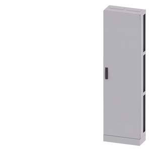 Ein schmaler, hoher, grauer Schrank mit einer Tür und einem schwarzen Griff vor einem weißen Hintergrund.