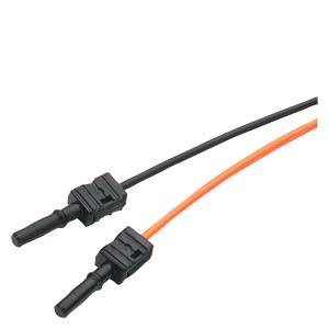 Zwei elektrische Kabel, eines schwarz und eines orange, mit Steckverbindern, dargestellt auf einem weißen Hintergrund.