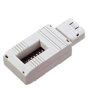Ein grauer Adapterstecker für elektrotechnische Geräte.