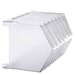 Ein transparenter Acrylaufsteller mit schrägen Fächern zur Präsentation oder Platzierung von Dokumenten. Ideal für Büros oder Verkaufsräume.