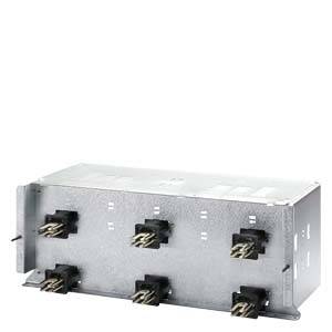 Metallisches elektrisches Gerät mit mehreren Steckverbindern an der Vorderseite. Es dient der Verbindung von Stromkabeln.