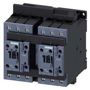Industriekontaktor mit mehreren blauen Schaltern und Anschlüssen, verwendet zur Steuerung elektrischer Geräte in industriellen Anwendungen.