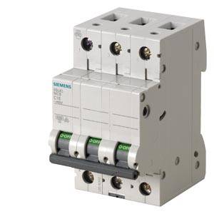 Ein dreipoliger Leistungsschalter mit der Aufschrift 'ON' und 'OFF', verwendet zur Steuerung elektrischer Stromkreise, von der Marke Siemens.