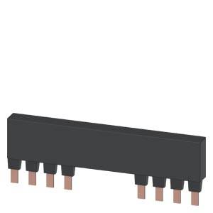 Ein schwarzer elektronischer Stecker mit acht Metallpins, die aus der Unterseite herausragen, vor weißem Hintergrund.