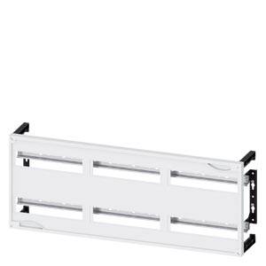 Weißer Kunststoffrahmen für Wandmontage. Rechteckige Form mit mehreren Schlitzen. Verwendet zur Befestigung von Geräten oder Platten.