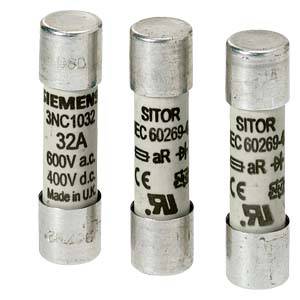 Drei elektrische Sicherungen nebeneinander. Links ist eine '32A' Siemens-Sicherung, die anderen sind SITOR mit EC 60269-4 Standard.