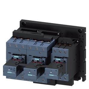 Ein elektrisches Schaltgerät bestehend aus mehreren schwarzen und grauen Komponenten zur Steuerung und Verteilung von Strom.