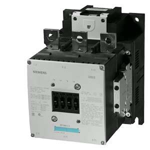 Ein elektrischer Leistungsschalter von Siemens mit mehreren Kabelanschlüssen und Kippschaltern oben, verwendet zur Steuerung von Stromkreisen.