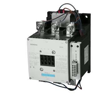 Ein elektrisches Leistungsschütz mit drei Anschlüssen oben und Kabelverbindungen, verwendet zur Steuerung von Hochstromkreisen.