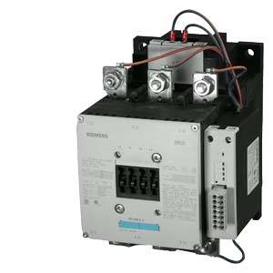 Ein elektrischer Schütz mit Siemens-Logo, zeigt Verdrahtung und Anschlüsse, dient zur Steuerung elektrischer Geräte im Schaltschrank.