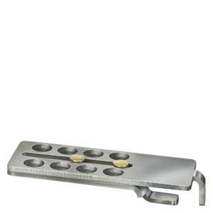 Metallklammer mit mehreren Aussparungen unterschiedlicher Größe, vermutlich für industrielle oder mechanische Anwendungen.